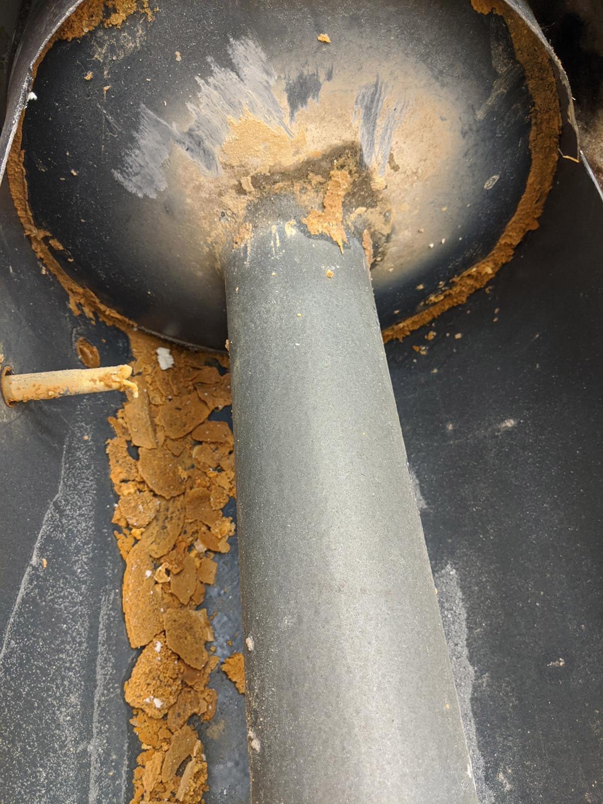 Kazanda görünen belirgin Tortu birikintileri, 7 gün boyunca 95°C'de arıtılmamış su ısıtma