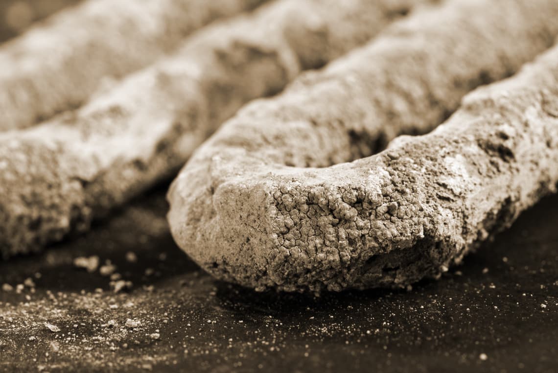 Geometrik deseni gösteren kalsit kristal yapısı